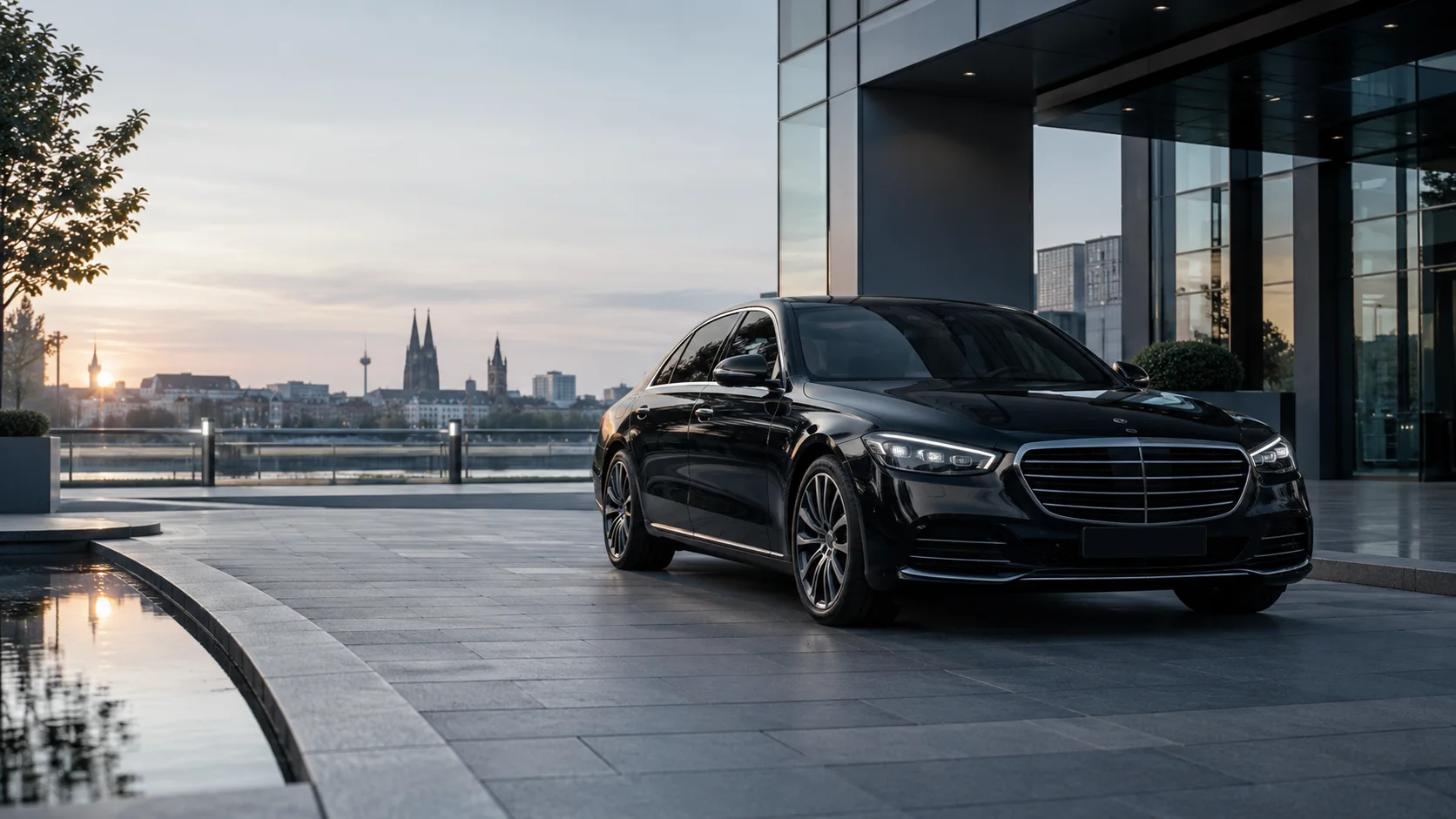 Schwarze Limousine vor einem modernen Gebäude